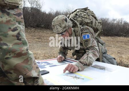 Spc. Castulo Molina, 4th Infantry Brigade Combat Team (Airborne), 25th Infantry Division, bereitet sich darauf vor, am 19. Mai im Northern Warfare Training Center in Black Rapids, Alaska, einen SPOT Report zu geben Stockfoto