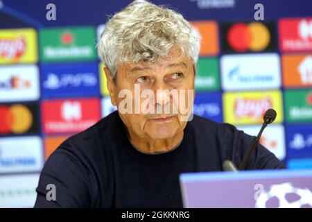 KIEW, UKRAINE - 15. SEPTEMBER 2021 - Haupttrainer des FC Denamo Kiew Mircea Lucescu ist während der Pressekonferenz nach dem UEFA Champions League-Spiel der Gruppe E 2021/2022 gegen S.L. Benfica Portugal abgebildet, das mit einem Unentschieden 0:0 beim NSC Olimpiyskiy, Kiew, der Hauptstadt der Ukraine, endete Stockfoto