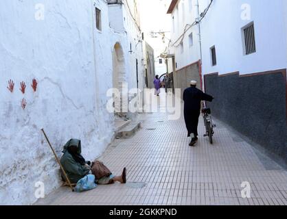 Spaziergang durch die Straßen der Medina in Salé, Marokko. Stockfoto