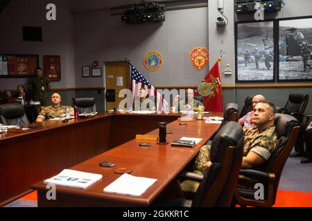 US Marine Corps Forces, Pacific Staff Mitglieder nehmen an einer Video-Telekonferenz während des Pacific Amphibious Leaders Symposium (PALS) in Camp H.M. Smith, Hawaii, 19. Mai 2021 Teil. PALS bringt hochrangige Führungskräfte von alliierten und Partnermilitärs mit Interesse an der Sicherheit und Stabilität der Indo-Pazifik-Region zusammen, um die wichtigsten Aspekte der amphibischen Operationen, der Entwicklung von Fähigkeiten, der Krisenreaktion und der Interoperabilität zu diskutieren. Insgesamt nahmen 21 Nationen aus Nordamerika, Asien, Südamerika, Australien und Europa an dem Symposium Teil. Zu den Diskussionsthemen gehörte die Entwicklung von Antworten Stockfoto