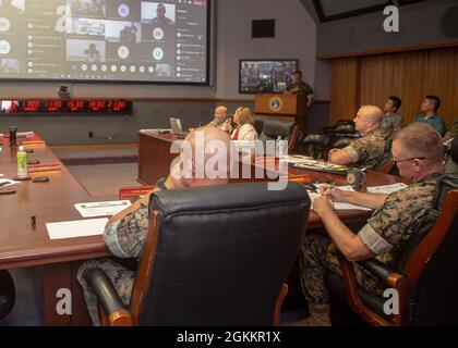 US Marine Corps Forces, Pacific Staff Mitglieder nehmen an einer Video-Telekonferenz während des Pacific Amphibious Leaders Symposium (PALS) in Camp H.M. Smith, Hawaii, 19. Mai 2021 Teil. PALS bringt hochrangige Führungskräfte von alliierten und Partnermilitärs mit Interesse an der Sicherheit und Stabilität der Indo-Pazifik-Region zusammen, um die wichtigsten Aspekte der amphibischen Operationen, der Entwicklung von Fähigkeiten, der Krisenreaktion und der Interoperabilität zu diskutieren. Insgesamt nahmen 21 Nationen aus Nordamerika, Asien, Südamerika, Australien und Europa an dem Symposium Teil. Zu den Diskussionsthemen gehörte die Entwicklung von Antworten Stockfoto