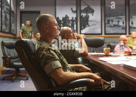 U.S. Marine Corps LT. General Steven R. Rudder, Kommandant der U.S. Marine Corps Forces, Pacific, nimmt an einer Video-Telekonferenz während des Pacific Amphibious Leaders Symposium (PALS) im Camp H.M. Smith, Hawaii, 19. Mai 2021 Teil. PALS bringt hochrangige Führungskräfte von alliierten und Partnermilitärs mit Interesse an der Sicherheit und Stabilität der Indo-Pazifik-Region zusammen, um die wichtigsten Aspekte der amphibischen Operationen, der Entwicklung von Fähigkeiten, der Krisenreaktion und der Interoperabilität zu diskutieren. Insgesamt nahmen 21 Nationen aus Nordamerika, Asien, Südamerika, Australien und Europa an dem Symposium Teil. Dis Stockfoto