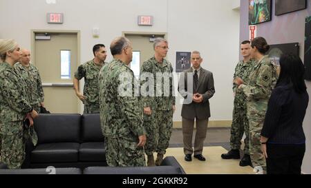 Hinterer Adm. Tim Weber, Kommandant der Naval Medical Forces Pacific, Besuch mit dem Team der Naval Medical Research Unit San Antonio (NAMRU-SA), Mai 19. Weber, der die acht medizinischen Forschungslabore von Navy Medicine überwacht, war bei NAMRU-SA, um an ihrem Kommandowechsel teilzunehmen und mehr über die von der Bank bis zum Schlachtfeld durchgeführte Forschung zu erfahren, um die Gesundheit, Bereitschaft und Überlebensfähigkeit von Kriegskämpfern zu verbessern. Stockfoto