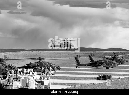 Am 19. Mai 2021 manövrieren im Yakima Training Center, Washington, Flieger, die 4-6 Luftkavalleriegeschwader, 16. Kampfluftbrigade, zugewiesen sind, einen AH-64-Angriffshubschrauber. Die Soldaten führen Tag und Nacht Schützenausbildung durch. Stockfoto