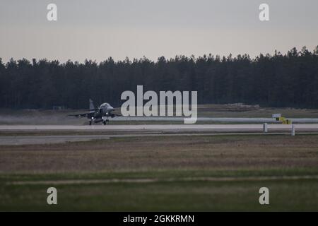 Ein Flugzeug der schwedischen Luftstreitkräfte JAS-39 Gripen vom Norbotten-Flügel auf dem schwedischen Luftwaffenstützpunkt Kallax hebt vom Start der Start- und Landebahn in Kallax ab, Schweden, 19. Mai 2021 ab. Zwei Wochen vor Beginn der Arctic Challenge Übung 2021 wurden Flieger des 52. Kampfflügels nach Schweden eingesetzt, um die Trainingsmöglichkeiten während der Fluglineinstandhaltung von Spangdahlem zu maximieren. Stockfoto