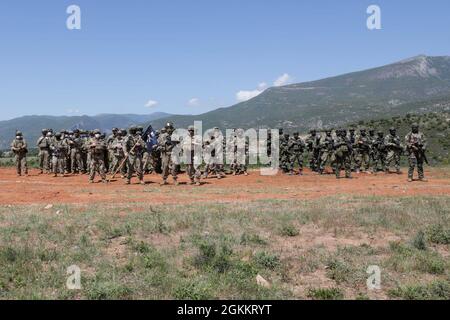 Alabama National Guard Delta Company 1-167. Infanterie-Bataillon steht mit Soldaten des Luftmobilbataillons der Hellenischen Armee 601 nach einer Hinterhalt-Übung im Rahmen von Immediate Response DEFENDER-Europe 21, in der Nähe von Xanthi, Griechenland, 19. Mai 2021. Griechenland ist ein wichtiger NATO-Verbündeter im Mittelmeerraum und im Schwarzmeerraum und teilt ein ähnliches Engagement für eine Vision von Frieden und Stabilität in der Region Stockfoto