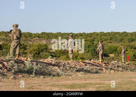 Soldaten der Nationalgarde von Alabama vom 1.-167. Infanterie-Bataillon der Delta Company bereiten sich darauf vor, im Rahmen der Immediate Response Exercise DEFENDER-Europe 21, in der Nähe von Xanthi, Griechenland, 19. Mai 2021, durch einen Hindernisbereich der Hellenischen Armee zu laufen Stockfoto