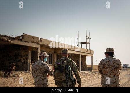 Ein 386. Expeditionary Security Forces Squadron Airman der US Air Force, zusammen mit Mitgliedern der italienischen National Contingent Command Air/Task Force Air Kuwait, geht durch den Schauplatz einer Massenübung bei einem Unfall auf dem Luftwaffenstützpunkt Ali Al Salem, Kuwait, 19. Mai 2021. Die Durchführung solcher Übungen und die Zusammenarbeit mit Koalitionspartnern verbessern die Kommunikationsfähigkeiten zwischen den Kräften. Stockfoto