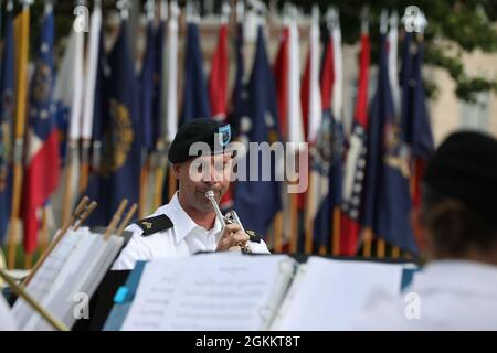 US Army Sgt. Johnathan Bosarge spielt im Rahmen der Marne Week 2021 in Fort Stewart, Georgia, am 20. Mai mit der 3. Infantry Division Band bei der Cashe Garden Widmung die Trompete. Während der Marne Week widmete die Abteilung die Sgt. Alwyn C. Cashe Garden der 1. Klasse, um den Hundsgesichtsoldaten, den Anführer und den Empfänger der Silbernen Sternmedaille zu ehren und andere zu inspirieren, seinem Beispiel nachzueifern. Stockfoto