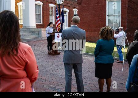 Brooke Pendleton, eine Koordinatorin für obdachlose Veteranen beim Central Virginia VA Health Care System (CVHCS), spricht während einer Pressekonferenz, die von Gemeinschaftspartnern im historischen Petersburger Gerichtsgebäude, Petersburg, Virginia, am 20. Mai 2021 veranstaltet wurde. Das CVHCS Obdachlose Veterans Program Team arbeitet mit Bundes-, Landes- und lokalen Organisationen zusammen, darunter Crater Area Coalition on Homelessness (CACH), St. Joseph’s Villa und Built for Zero, um nachhaltige Unterkünfte für Obdachlose Veteranen in der Gemeinde zu finden. Heute umfasst die Kraterregion neun Landkreise und unabhängige Städte im Südosten von VI Stockfoto