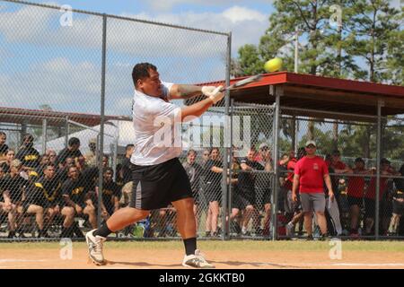 SPC der US-Armee. Taufaiula Mavaega, zugewiesen 603rd Aviation Support Bataillon, 3rd Combat Aviation Brigade, 3rd Infantry Division, Fledermäuse einen Softball während eines Softball-Wettbewerbs im Rahmen der Marne Week auf Fort Stewart, Georgia, 20. Mai 2021. Die Marne Week ist eine Zeit, um Dogface-Soldaten zusammenzubringen, ihre Hartnäckigkeit zu testen und durch verschiedene Wettbewerbe Esprit de Corps aufzubauen. Stockfoto