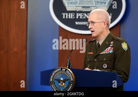 Der amtierende stellvertretende Verteidigungsminister für Gesundheitsangelegenheiten, Dr. Terry Adirim, und der Direktor der Verteidigungsgesundheitsbehörde, Army LT. General Ronald J. Place, stellen den Pressemitgliedern, Pentagon, Washington, D.C., im Mai 20, ein COVID-19-Update zur Verfügung. 2021. Stockfoto