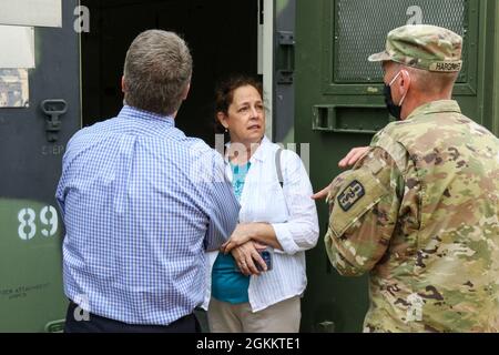 Der Staatsvertreter von Wisconsin, Jill Billings, Mitte, und Senator Brad Pfaff, links, sprechen mit Meister Sgt. Richard Hargraves, 801st Field Hospital, über medizinische Geräte während eines Besuchs in Fort McCoy, Wis., 20. Mai 2021. Gewählte Beamte aus der Umgebung besuchten Fort McCoy, um mehr darüber zu erfahren, wie Soldaten der Reserve die Installation und die Mission der 88. Bereitschaftssparte nutzen. Stockfoto