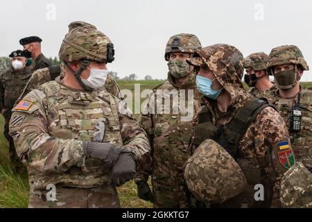 US Army LT. General Roger L. Cloutier Jr. , Kommandant des Alliierten Landkommandos, links, spricht mit einem Soldaten der 26. Artilleriebrigade der ukrainischen Streitkräfte, 20. Mai 2021, im Artillerie- und Rüstungsausbildungszentrum, während der Trainingsübung der dynamischen Front 21 in Torun, Polen. Dynamic Front 21 ist eine vom 7. Army Training Command geleitete, von der US Army Europe und Afrika geleitete Übung, die darauf abzielt, die Bereitschaft, die Letalität und die Interoperabilität zu erhöhen, indem sie die Fähigkeit der verbündeten und d Partnerländer ausübt, gemeinsame Brände sowohl im operativen als auch im internationalen Umfeld zu integrieren Stockfoto