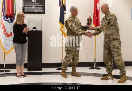 LT. Gen. Randy George, kommandierender General des I Corps, überreicht Maj. Gen. Stephen Smith, stellvertretender General des I Corps, mit einer Sasquatch-Statue, 20. Mai 2021, auf der Joint Base Lewis-McChord, Washington. Stockfoto