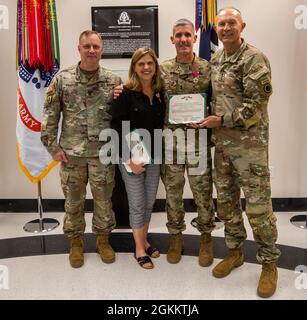 LT. General Randy George, kommandierender General des I Corps, überreicht dem stellvertretenden General des I Corps, Major General Stephen Smith, die Legion of Merit, 20. Mai 2021, auf der Joint Base Lewis-McChord, Washington, für seinen außergewöhnlich verdienstvollen Dienst. Smiths Frau, Lynn, erhält die Verdienstmedaille für den öffentlichen Dienst für ihre herausragenden Leistungen und ihre ehrenamtliche Arbeit für die Soldaten und Familien des I. Korps. Stockfoto