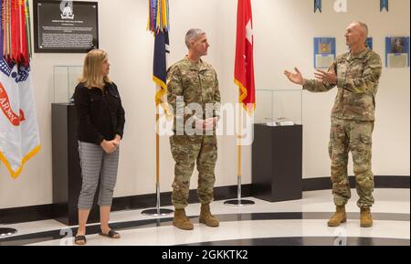 LT. General Randy George, kommandierender General des I. Korps, spricht über Maj. General Stephen Smith, stellvertretender General des I. Korps, und seinen außergewöhnlich verdienstvollen Dienst. 20. Mai 2021, auf der Joint Base Lewis-McChord, Washington, Stockfoto