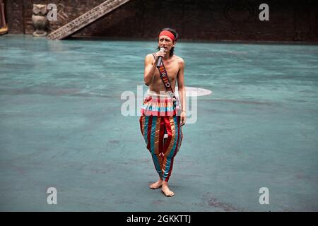 Blick auf die Aborigines, die im Formosan Aboriginal Cultural Village in Taiwan Stammestanz aufführen. Stockfoto