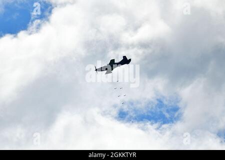 Ein Flugzeug der slowenischen Luftwaffe Pilatus PC-9 fliegt im Rahmen der Übung Adriatic Strike 2021 in Pocek Range, Postojna, Slowenien, 20. Mai 2021 zur Unterstützung der kombinierten Terminal-Angriffskontroller der USA und Sloweniens. ADRIATIC STRIKE 21 ist Teil von DEFENDER-EUROPE 21, das die Fähigkeit des Kommandos ausüben wird, etwa 30,000 US-, verbündete und Partner-Kräfte aus 26 Nationen zu integrieren, um nahezu simultane Operationen in mehr als 30 Trainingsgebieten in mehr als einem Dutzend Nationen, vom Baltikum bis hin zu Afrika, durchzuführen. Und zum Schwarzen Meer und Balkan. Stockfoto