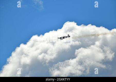 Ein Flugzeug der österreichischen Luftwaffe Pilatus PC-7 fliegt im Rahmen der Übung Adriatic Strike 2021 in Pocek Range, Postojna, Slowenien, 20. Mai 2021 zur Unterstützung der kombinierten Terminal-Angriffskontroller der USA und Sloweniens. ADRIATIC STRIKE 21 ist Teil von DEFENDER-EUROPE 21, das die Fähigkeit des Kommandos ausüben wird, etwa 30,000 US-, verbündete und Partner-Kräfte aus 26 Nationen zu integrieren, um nahezu simultane Operationen in mehr als 30 Trainingsgebieten in mehr als einem Dutzend Nationen, vom Baltikum bis hin zu Afrika, durchzuführen. Und zum Schwarzen Meer und Balkan. Stockfoto