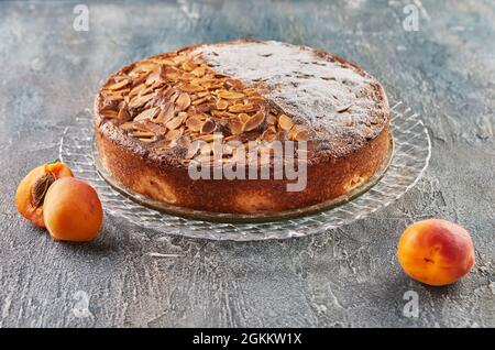 Pie aus Aprikosen und Mandeln auf Glasplatten auf Betonboden. Stockfoto