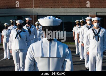 Segler, die dem 2. Dental Bataillon / NDC Cherry Point zugeteilt wurden, führen am Donnerstag, den 20. Mai, an Bord der Marine Corps Air Station Cherry Point eine Uniforminspektion in Dress White durch. Die Inspektion gab der Führung die Gelegenheit, mit Seglern zu sprechen, ihnen für ihr Engagement und ihre Agilität zu danken, um während der COVID-19-Pandemie weiterhin Dienstleistungen zu erbringen und sich auf die kommende Sommersaison vorzubereiten. Stockfoto