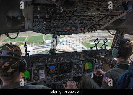 Von links fliegen der Major der US Air Force Randall Benson, der Dekan des Lehrplans der 97. Ausbildungsstaffel, und Maj. Matthew Dinsdale, 58. Airlift Squadron C-17 Globemaster III Instructor Pilot, über die U.S. Air Force Academy Stockfoto