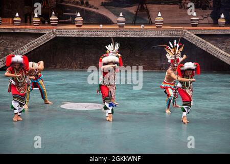 Blick auf die Aborigines, die im Formosan Aboriginal Cultural Village in Taiwan Stammestanz aufführen. Stockfoto