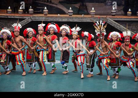 Blick auf die Aborigines, die im Formosan Aboriginal Cultural Village in Taiwan Stammestanz aufführen. Stockfoto