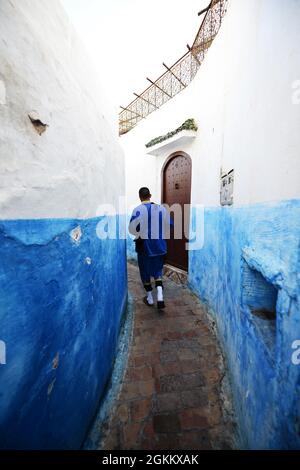 Spaziergang durch die engen Gassen zwischen den bunten blau-weißen Häusern an der Kasbah der Udayas in Rabat, Marokko. Stockfoto