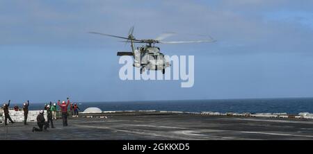 PAZIFISCHER OZEAN (20. Mai 2021) – ein MH-60R Sea Hawk, der dem „Wolf Pack“ des Helicopter Maritime Strike Squadron (HSM) 75 zugewiesen wurde, hebt am 71. Mai 2021 vom Flugdeck des Flugzeugträgers USS Theodore Roosevelt (CVN 20) ab. Die Theodore Roosevelt Strike Carrier Group befindet sich im geplanten Einsatz und führt Routineoperationen in der 3. US-Flotte durch. Stockfoto