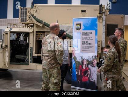 Das North Carolina Army National Guard Recruiting & Retention Bataillon; Hauptquartier und Hauptquartier Company, 130. Manöver Enhance Brigade; 1. Bataillon, 113. Feldartillerieregiment, 30. Panzerbrigade-Kampfteam und Bravo Company, 1. Bataillon, 20. Spezialeinheit (Airborne), 60. Truppenkommando, veranstalten am 20. Mai 2021 eine Garde-Erfahrung in der Nationalgarde-Waffenkammer in Charlotte, North Carolina. Die Teilnehmer erfuhren während der Erfahrung von den Vorteilen, den Möglichkeiten innerhalb des NCARNG sowie von einzelnen Waffensystemen, Radfahrzeugen und SF-Operationen. Der NCARNG ist ein A Stockfoto