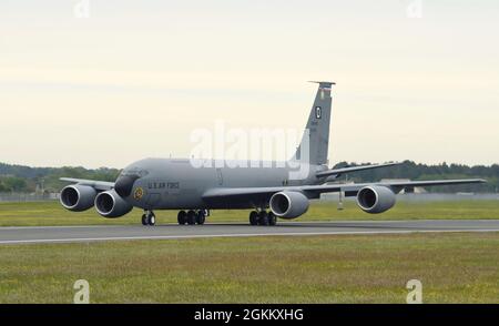 Ein Flugzeug der US-Luftwaffe KC-135 Stratotanker taxis während eines Elefantenspaziergangs mit einem Kampfflugzeug der KC-10 Extender und einem Flugzeug der Royal Air Force A330 Voyager am 20. Mai 2021 in RAF Mildenhall, England, die Landebahn entlang. Der Elephant Walk war Teil des Europäischen Tanker-Symposiums, das Tankerbesatzungen aus NATO-Ländern sowie andere US- und kanadische Streitkräfte zusammenbringt, um Erfahrungen und Wissen auszutauschen. Stockfoto