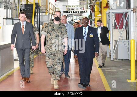 Fleet Readiness Center East Kommandierender Offizier Col. Thomas A. Atkinson, Mitte und sec. Walter Gaskin vom North Carolina Department of Military and Veterans Affairs, verließ die H-53-Flugzeuglinie während einer kurzen Tour durch die BRD im Mai 20. Gaskin besuchte FRCE im Rahmen einer größeren Zusammenarbeit mit der Marine Corps Air Station Cherry Point und den Mieterorganisationen der Station, darunter FRCE und die Naval Health Clinic Cherry Point. Stockfoto