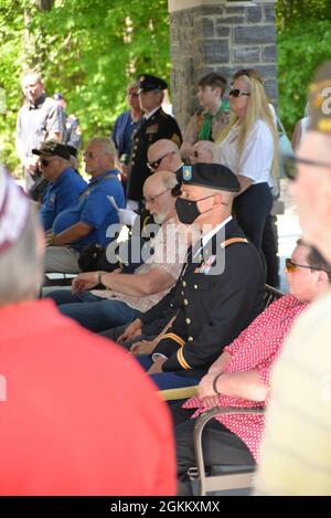 Die Nationalgarde der New Yorker Armee, Maj. Tyler Lamire, der dem 42. Hauptquartier der Infanterie-Division in Troy, New York, zugewiesen wurde, beobachtet die militärische Endausbehrung der KPL für den Koreanischen Krieg MIA. Clifford Johnson als Teil der Familie Johnson während der Trauerfeier seines Großonkels am 20. Mai 2021 im Gerald B.H. Solomon Saratoga National Cemetery in Schuylerville, N.Y. Johnson kehrte nach mehr als 70 Jahren, die nach seinem Tod in Nordkorea in der Nähe des Chosin Reservoirs im Dezember 1950 als vermisst aufgeführt wurden, nach Hause zurück. Stockfoto