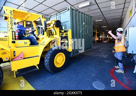 Logistiker und Transporteure des 839. Transportbataillons, des 568. Transportation BDE (SDDC) und der südeuropäischen Task Force-Africa arbeiteten im Hafen von Livorno, Italien, zusammen, um das militärische Sealift Command-Schiff, USNS Trenton, hochzuladen. Die Ausrüstung wird von dem Hafen Livorno zu Agadir, Marokko zu Unterstützung von der Ausübung African Lion 21 durchreisen. Livorno, Italien, 20. Mai 2021. Stockfoto