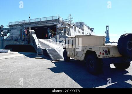 Logistiker und Transporteure des 839. Transportbataillons, des 568. Transportation BDE (SDDC) und der südeuropäischen Task Force-Africa arbeiteten im Hafen von Livorno, Italien, zusammen, um das militärische Sealift Command-Schiff, USNS Trenton, hochzuladen. Die Ausrüstung wird von dem Hafen Livorno zu Agadir, Marokko zu Unterstützung von der Ausübung African Lion 21 durchreisen. Livorno, Italien, 20. Mai 2021. Stockfoto