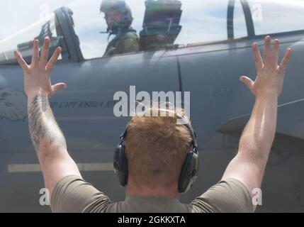 Brian Jankowski, Senior Airman der US-Luftwaffe, Leiter der 748. Aircraft Maintenance Squadron Crew, Marschall eines F-15C Eagle, der während der Übung Astral Knight 21 auf der Larissa Air Base, Griechenland, dem 493. Jagdgeschwader zugewiesen wurde, 20. Mai 2021. Der 48. Kampfflügel setzte 12 F-15C/D Adler und mehr als 250 Flieger der 493rd FS, 748 AMXS und anderer unterstützender Einheiten ein, um an der Übung teilzunehmen. Stockfoto