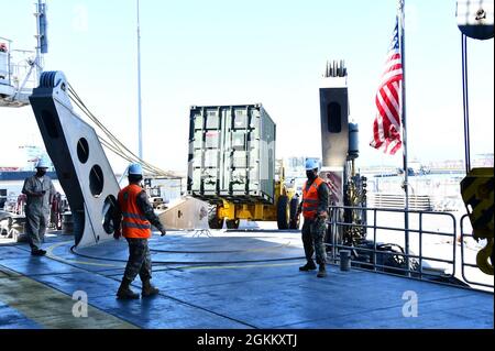 Logistiker und Transporteure des 839. Transportbataillons, des 568. Transportation BDE (SDDC) und der südeuropäischen Task Force-Africa arbeiteten im Hafen von Livorno, Italien, zusammen, um das militärische Sealift Command-Schiff, USNS Trenton, hochzuladen. Die Ausrüstung wird von dem Hafen Livorno zu Agadir, Marokko zu Unterstützung von der Ausübung African Lion 21 durchreisen. Livorno, Italien, 20. Mai 2021. Stockfoto