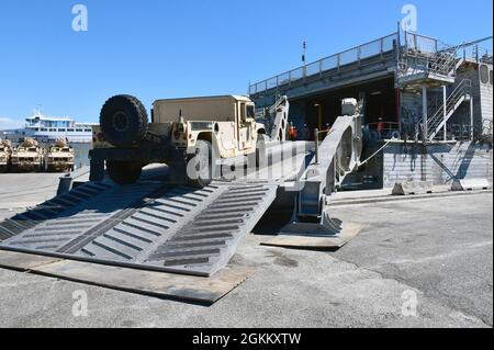 Logistiker und Transporteure des 839. Transportbataillons, des 568. Transportation BDE (SDDC) und der südeuropäischen Task Force-Africa arbeiteten im Hafen von Livorno, Italien, zusammen, um das militärische Sealift Command-Schiff, USNS Trenton, hochzuladen. Die Ausrüstung wird von dem Hafen Livorno zu Agadir, Marokko zu Unterstützung von der Ausübung African Lion 21 durchreisen. Livorno, Italien, 20. Mai 2021. Stockfoto