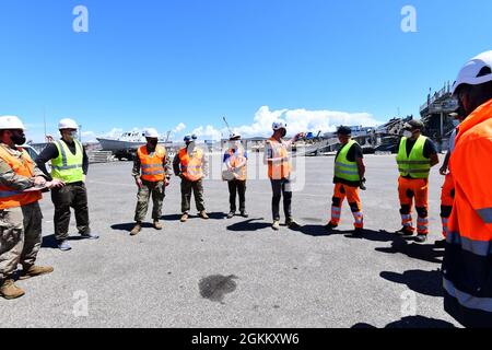 Logistiker und Transporteure des 839. Transportbataillons, des 568. Transportation BDE (SDDC) und der südeuropäischen Task Force-Africa arbeiteten im Hafen von Livorno, Italien, zusammen, um das militärische Sealift Command-Schiff, USNS Trenton, hochzuladen. Die Ausrüstung wird von dem Hafen Livorno zu Agadir, Marokko zu Unterstützung von der Ausübung African Lion 21 durchreisen. Livorno, Italien, 20. Mai 2021. Stockfoto