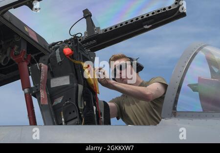 US Air Force Airman 1st Class Thomas Sullivan, Leiter der 748. Aircraft Maintenance Squadron Crew, führt während der Übung Astral Knight 21 auf dem Luftwaffenstützpunkt Larissa, Griechenland, am 20. Mai 2021, Aufgaben nach dem Flug mit einem F-15C Eagle aus, der dem 493rd Fighter Squadron zugewiesen wurde. Der 48. Kampfflügel setzte 12 F-15C/D Adler und mehr als 250 Flieger der 493rd FS, 748 AMXS und anderer unterstützender Einheiten ein, um an der Übung teilzunehmen. Stockfoto