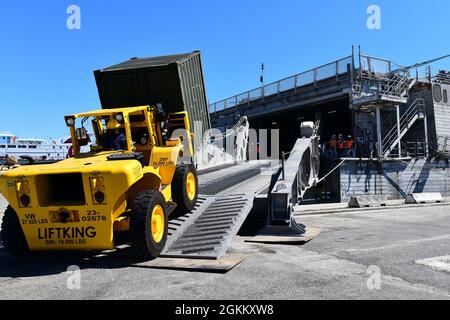 Logistiker und Transporteure des 839. Transportbataillons, des 568. Transportation BDE (SDDC) und der südeuropäischen Task Force-Africa arbeiteten im Hafen von Livorno, Italien, zusammen, um das militärische Sealift Command-Schiff, USNS Trenton, hochzuladen. Die Ausrüstung wird von dem Hafen Livorno zu Agadir, Marokko zu Unterstützung von der Ausübung African Lion 21 durchreisen. Livorno, Italien, 20. Mai 2021. Stockfoto