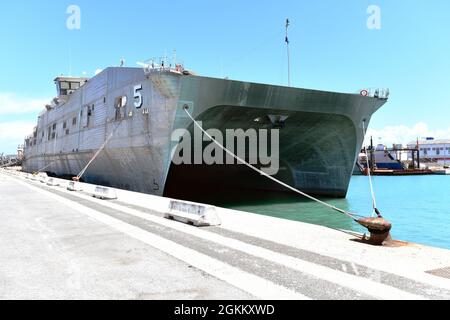 Logistiker und Transporteure des 839. Transportbataillons, des 568. Transportation BDE (SDDC) und der südeuropäischen Task Force-Africa arbeiteten im Hafen von Livorno, Italien, zusammen, um das militärische Sealift Command-Schiff, USNS Trenton, hochzuladen. Die Ausrüstung wird von dem Hafen Livorno zu Agadir, Marokko zu Unterstützung von der Ausübung African Lion 21 durchreisen. Livorno, Italien, 20. Mai 2021. Stockfoto