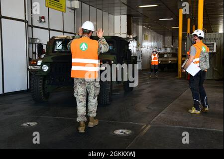 Logistiker und Transporteure des 839. Transportbataillons, des 568. Transportation BDE (SDDC) und der südeuropäischen Task Force-Africa arbeiteten im Hafen von Livorno, Italien, zusammen, um das militärische Sealift Command-Schiff, USNS Trenton, hochzuladen. Die Ausrüstung wird von dem Hafen Livorno zu Agadir, Marokko zu Unterstützung von der Ausübung African Lion 21 durchreisen. Livorno, Italien, 20. Mai 2021. Stockfoto