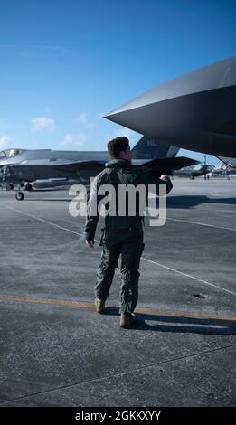 Die US Air Force Capt. „Murf“ Zillweger, 34. Jagdgeschwader F-35A Lightning II Pilot, führt am 20. Mai 2021 eine Inspektion vor dem Flug auf der Tyndall Air Force Base, Florida, durch. Piloten müssen Routineinspektionen durchführen, um sicherzustellen, dass ihre Jets vor dem Start einsatzfähig sind. Stockfoto