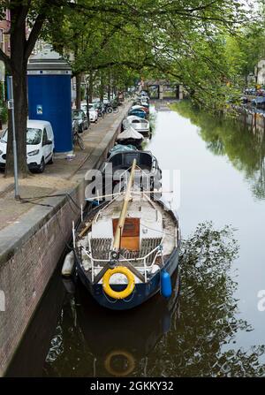Geparkte Boote auf dem Kanal Stockfoto