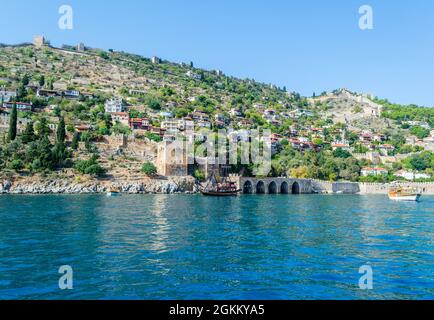 Leuchtturm und Berge im Seehafen von Alanya, Türkei. Stockfoto