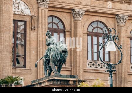 Löwenstatue vor dem Theater Massimo Vittorio Emanuele in Palermo, Sizilien Stockfoto