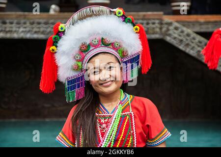 Blick auf die Aborigines, die im Formosan Aboriginal Cultural Village in Taiwan Stammestanz aufführen. Stockfoto